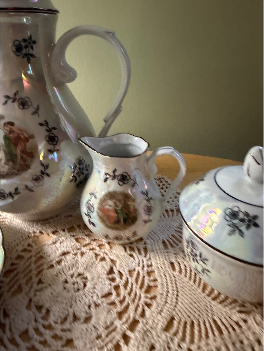 Vintage Kahla Porcelain 'Madonna' Lusterware Tea Set with Neoclassical Design - Picture 3 of 9